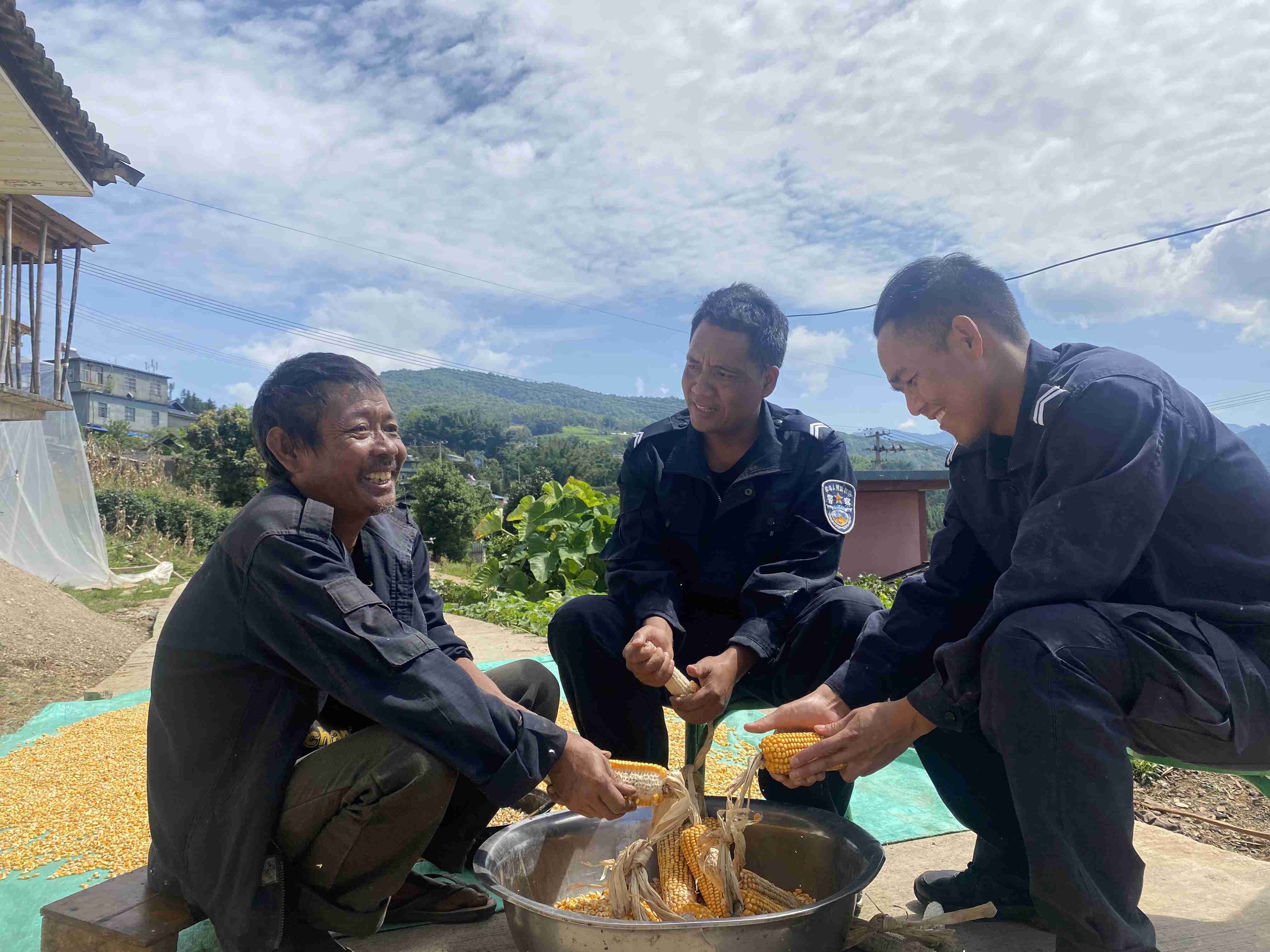 【故事3】图为民警帮助孤寡老人剥玉米.jpg
