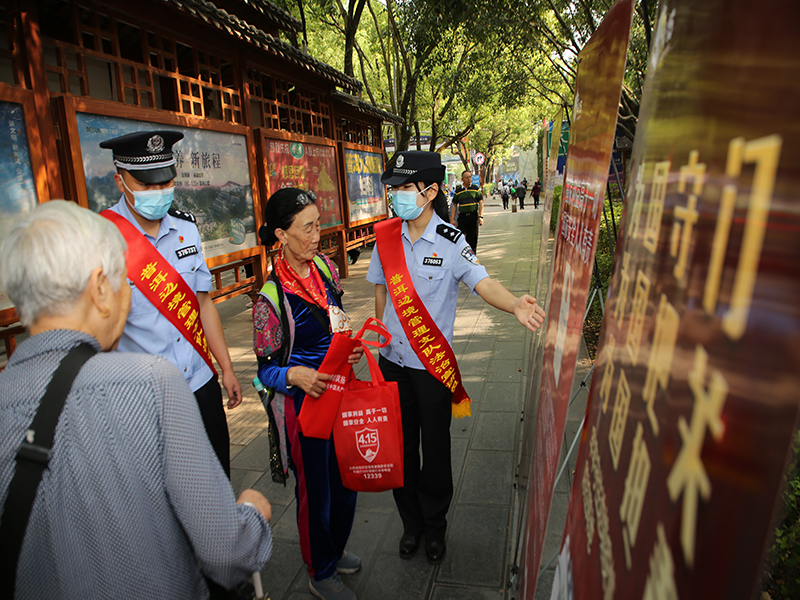 图为普洱边境管理支队开展法治宣传活动 .jpg