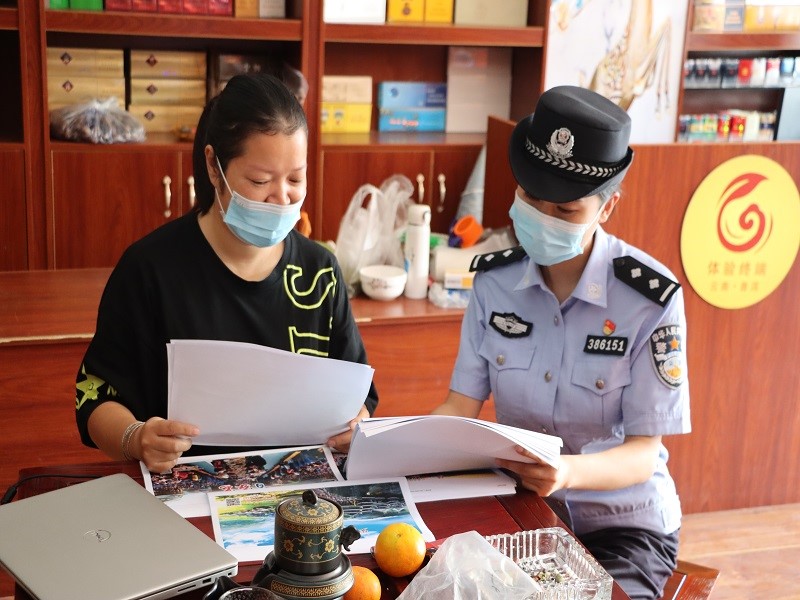 走进商铺开展宣传.jpg 走进商铺开展宣传.jpg