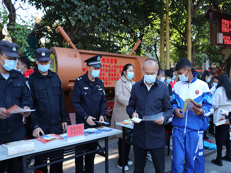 图为普洱边境管理支队民警开展宪法宣传 (1).jpg 图为普洱边境管理支队民警开展宪法宣传 (1).jpg