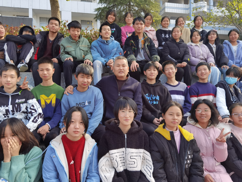 肖志勤老师和学生合影.png