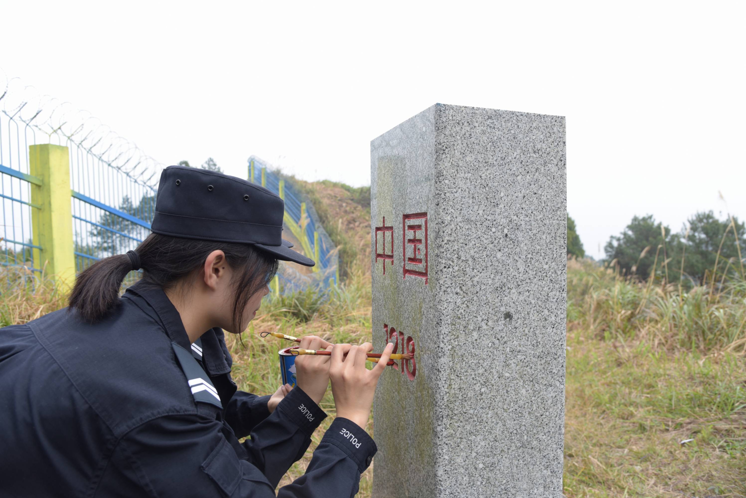 新警为界碑描红（何俊华摄）.jpg