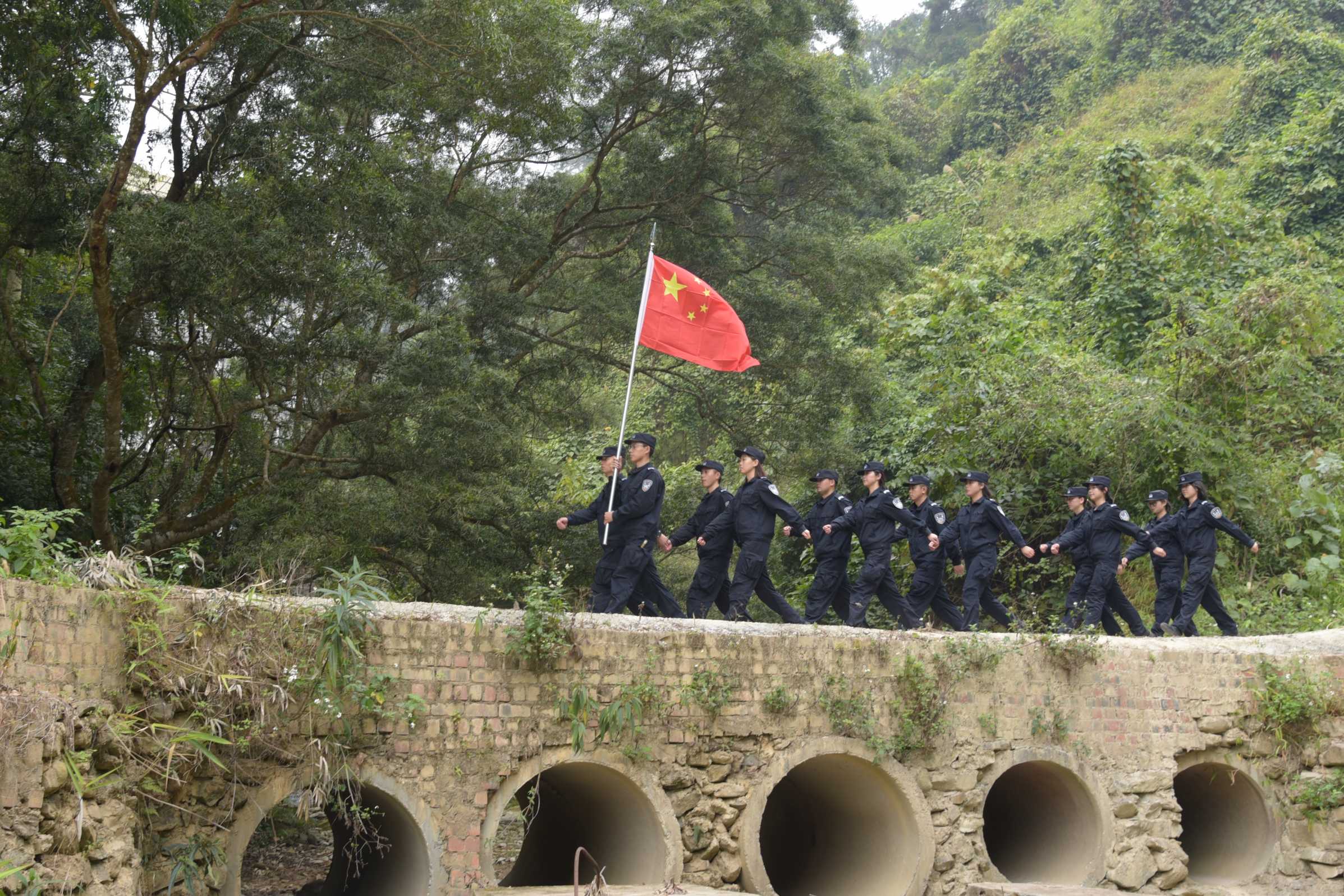 爱店边检站组织新警开展边境踏查实践教育活动（何俊华摄） .jpg
