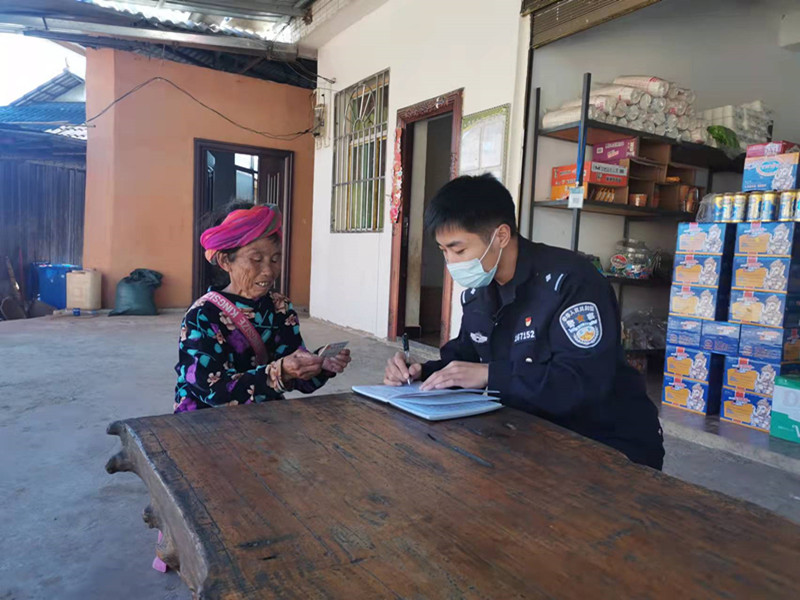 2-4图为民警上门为群众办证.jpg