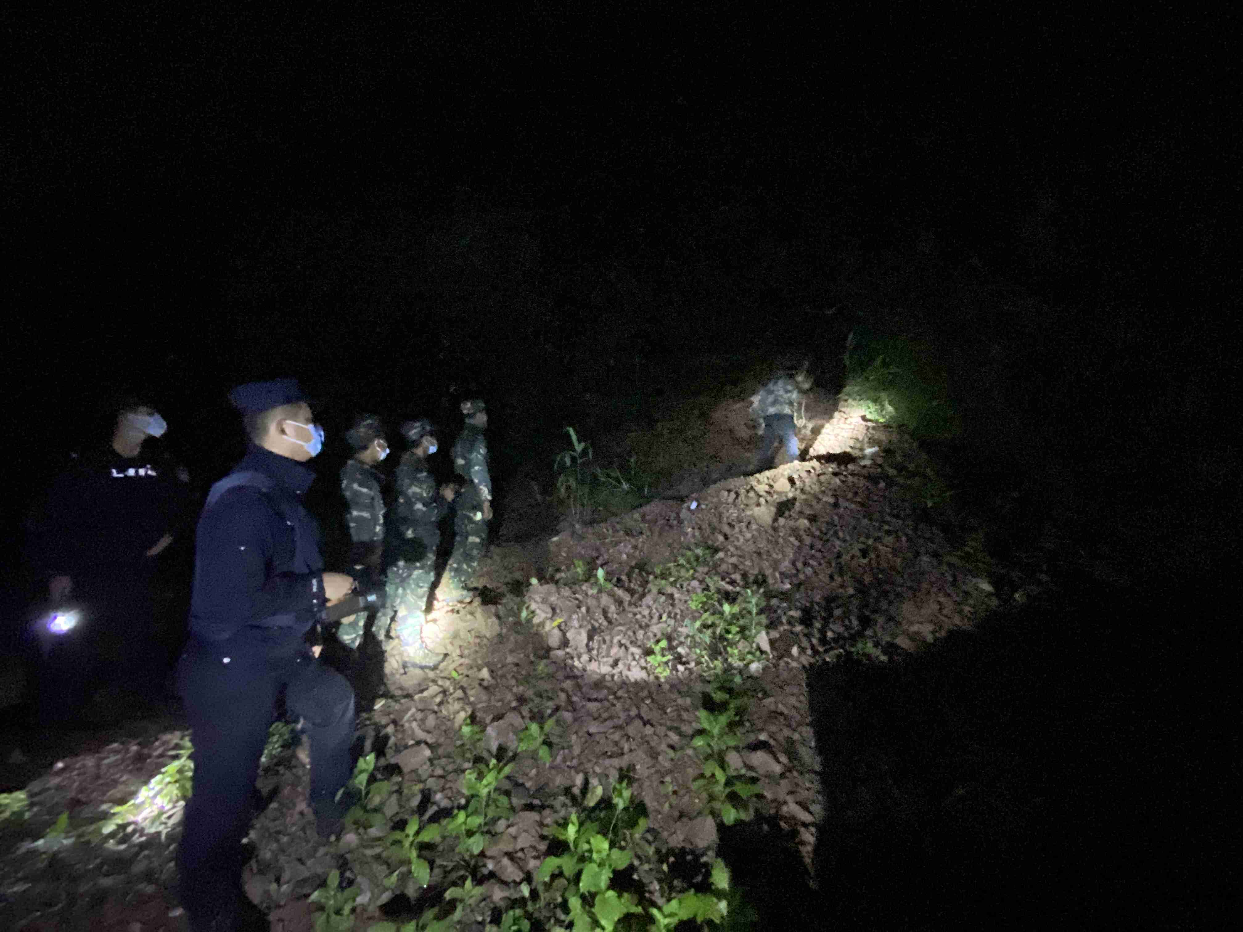 图1为民警在边境一线开展夜间巡逻.jpg 图1为民警在边境一线开展夜间巡逻.jpg