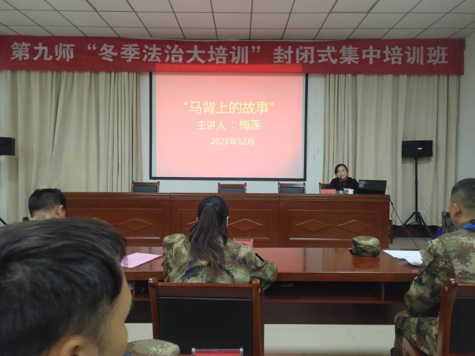 梅莲为参训学员授课.jpg