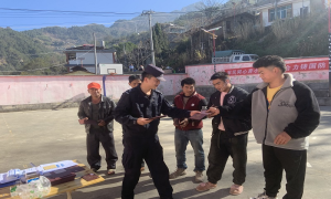 民警送证上门为群众免费更换户口簿