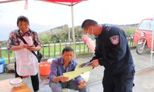 腾冲出入境边防检查站滇滩分站深入边境村寨开展普法宣传活动