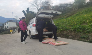 边检民警化身“搬运工”援助群众获好评