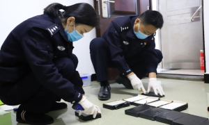 客车车体藏毒  民警当场查获
