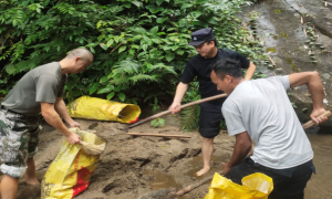 党政警民同心协力 帮助村民解决吃水问题