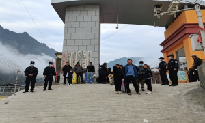 普拉底边境派出所“护学岗”为师生保驾护航