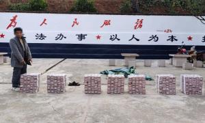 送“货”送木头？ 一男子走私香烟被查