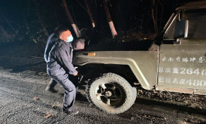 腾冲边检民警合力救援侧翻路旁车辆