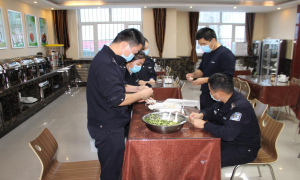 温馨警营 情暖冬至