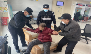七旬老妪发病倒地 民警及时救援送医