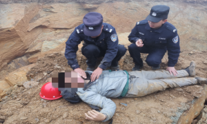 工地塌方！7双手刨出一条命