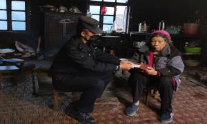 鹿马登边境派出所送证上门彰显为民本色