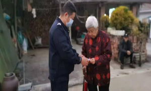 龙堡边境派出所为80岁高龄老人送证上门