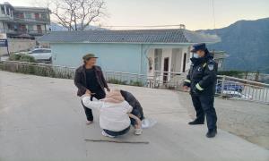 称杆边境派出所帮助走失群众回家