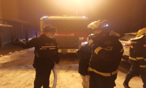 电瓶失火民警及时救出被困九旬老人