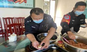 这个冬天不再冷，民辅警自包饺子过冬至