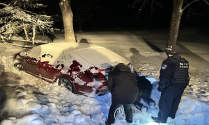 边境民警夜间全力救助一辆暴雪中被困车辆