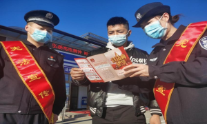 新疆伊犁民警开展“宪法宣传周”普法活动