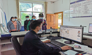 鹿马登边境派出所开通绿色通道 集中为返乡人员办理居民身份证