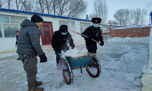 小镇大爱！大雪过后，边境派出所的民警们来了