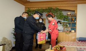 老爷庙出入境边防检查站走访慰问弱势群体