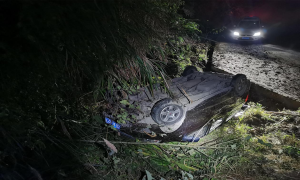 小车遇事故翻车 民警紧急救援