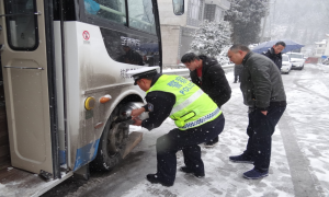 恶劣天气来袭，利川交警迎风战雪护平安  　　