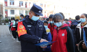 畹町出入境边防检查站苏典分站“宪”在行动！