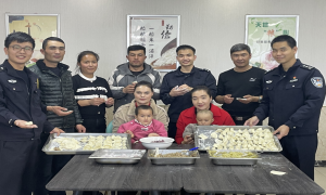 齐心包饺子 冬至暖融融