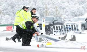 恶劣天气来袭，湖北利川交警迎风战雪护平安
