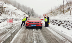 寒潮来袭 建始警方夜战雨雪保畅通护平安  　　