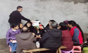 天寒地冻不停法治宣传 热火朝天助力换届选举