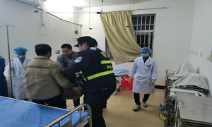 村民床上点烟险酿大祸 边境警察将其及时送医救回命