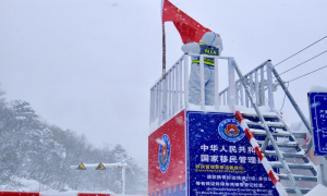 蓝白交织的最美“雪警”
