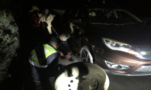 车辆深夜抛锚 民警救助解忧