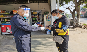 千张“警民联系卡” 飞入寻常百姓家