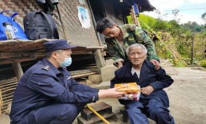 匹河边境派出所走访慰问百岁老人