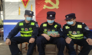 畹町出入境边防检查站中山分站组织收看全国“公安楷模”发布活动