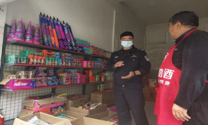 古登边境派出所进一步加强烟花爆竹销售点的安全监管