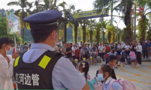 云南红河河口城关边境派出所撑好校园“平安伞”