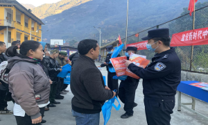 茨开边境派出所深入辖区开展12.4宪法日宣传活动