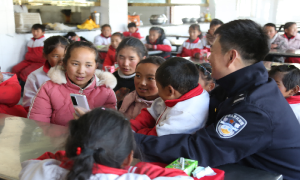 助学帮扶 粤藏移民警察联手“扬帆”