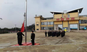 同升一面国旗 共浴一缕阳光