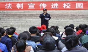 法制宣传进校园 筑牢学生安全弦